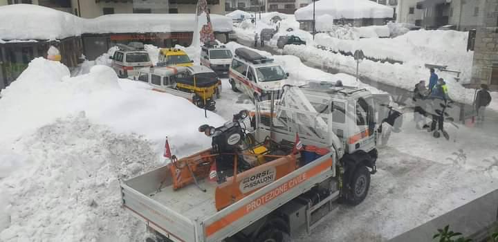 Copertina per Gorizia corre in aiuto della Carnia, Protezione civile in soccorso della popolazione colpita dalla neve